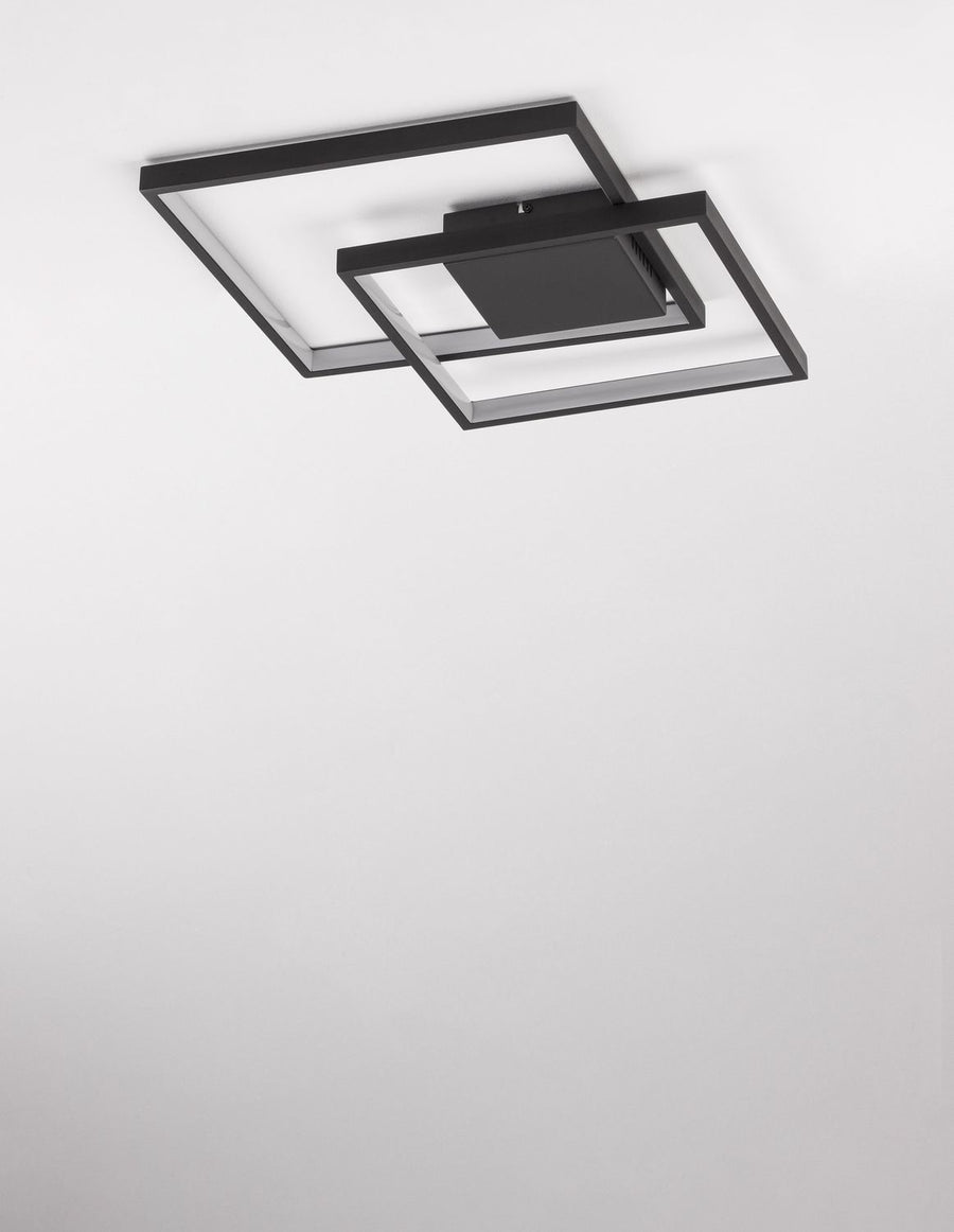 Luminaire installé au plafond d'une pièce claire, éclairage allumé