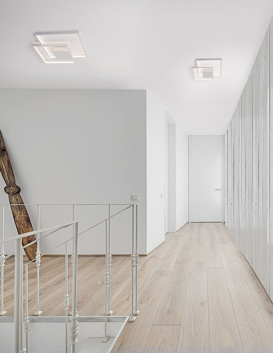 Plafonnier carré blanc fixé au plafond d'un couloir clair et minimaliste