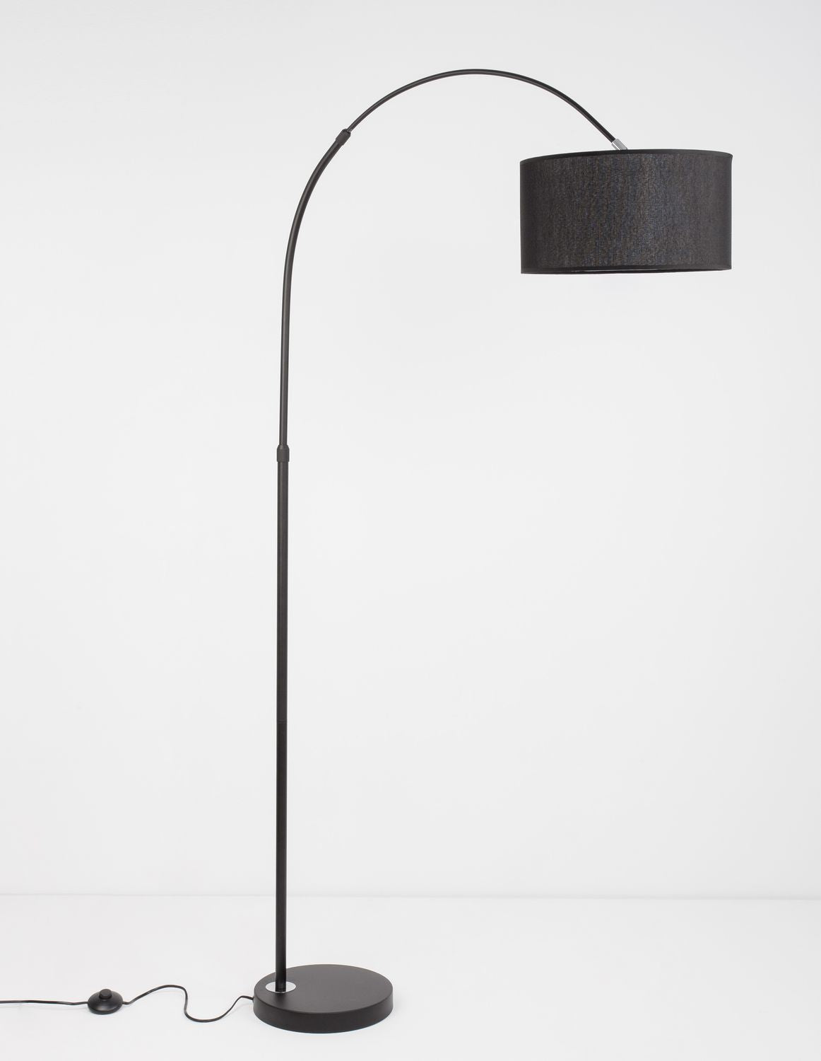 Vue entière du lampadaire avec câble noir et interrupteur posé au sol