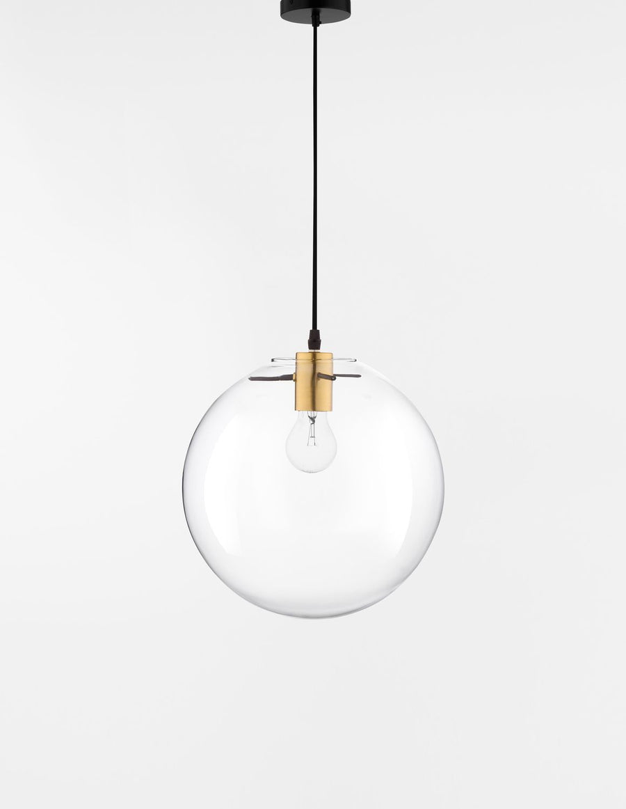 Luminaire suspendu présenté entier, mettant en valeur la sphère en verre.