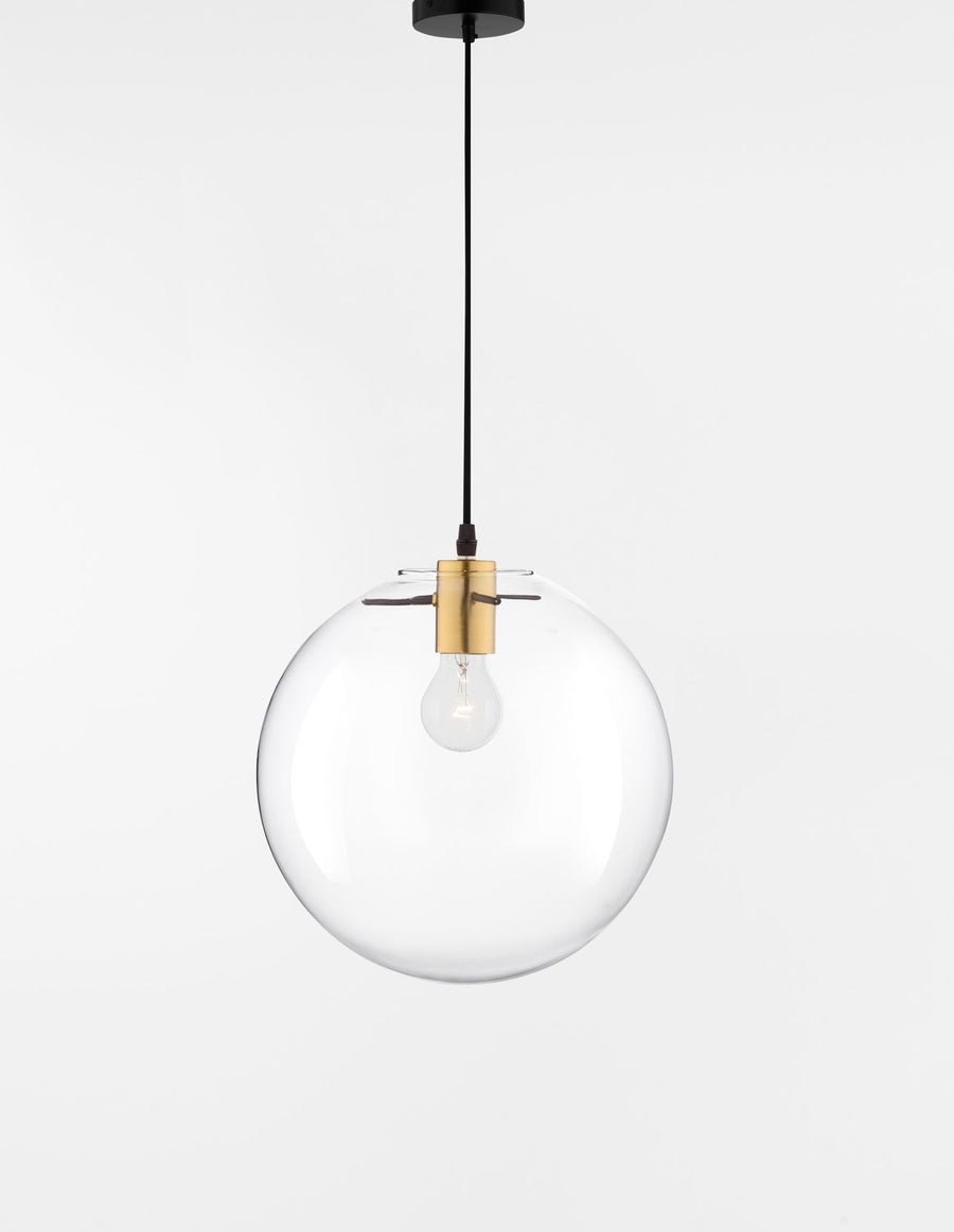 Vue d'ensemble de la suspension noire avec globe transparent et douille dorée.