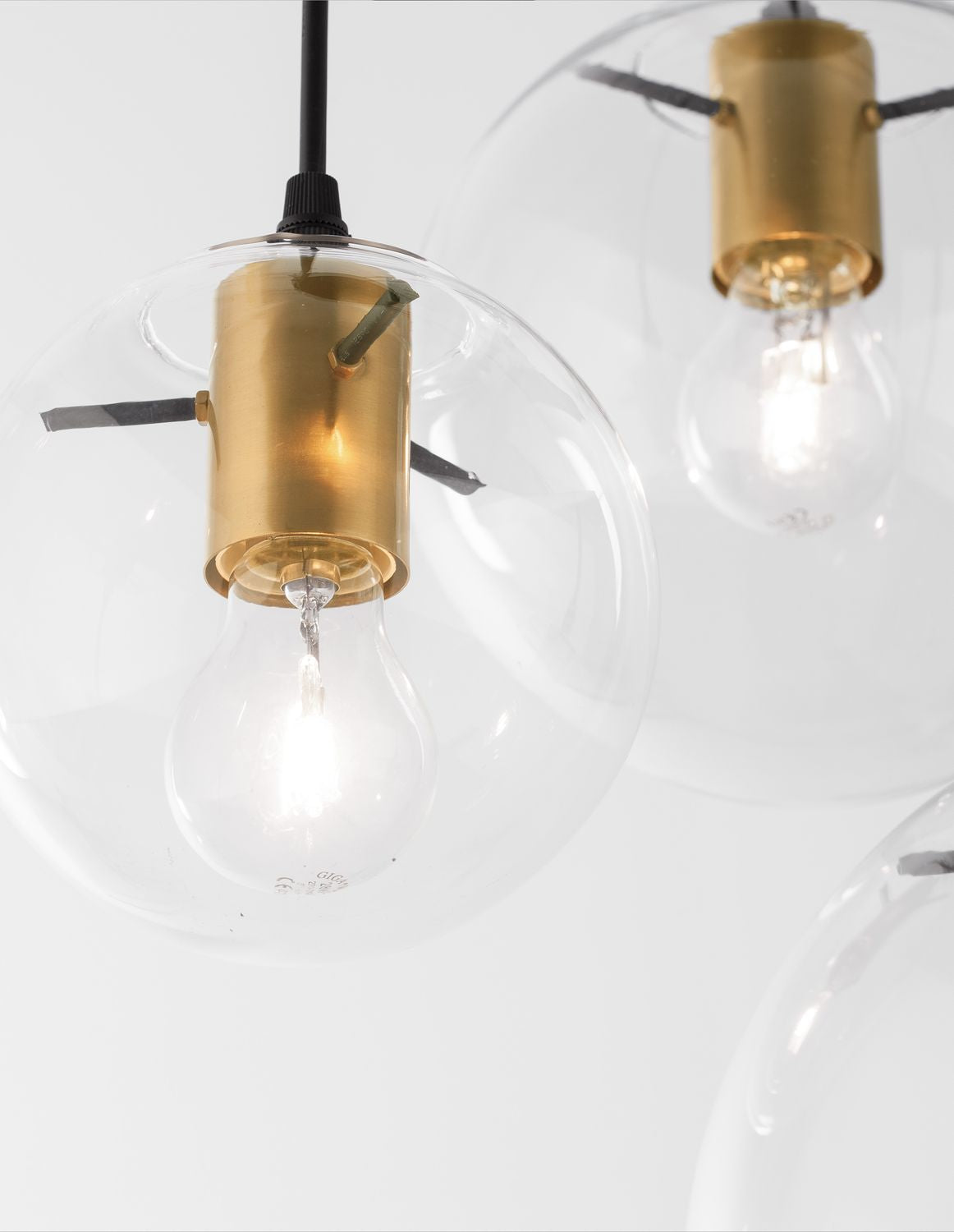 Gros plan sur l'ampoule allumée à l'intérieur du globe en verre transparent