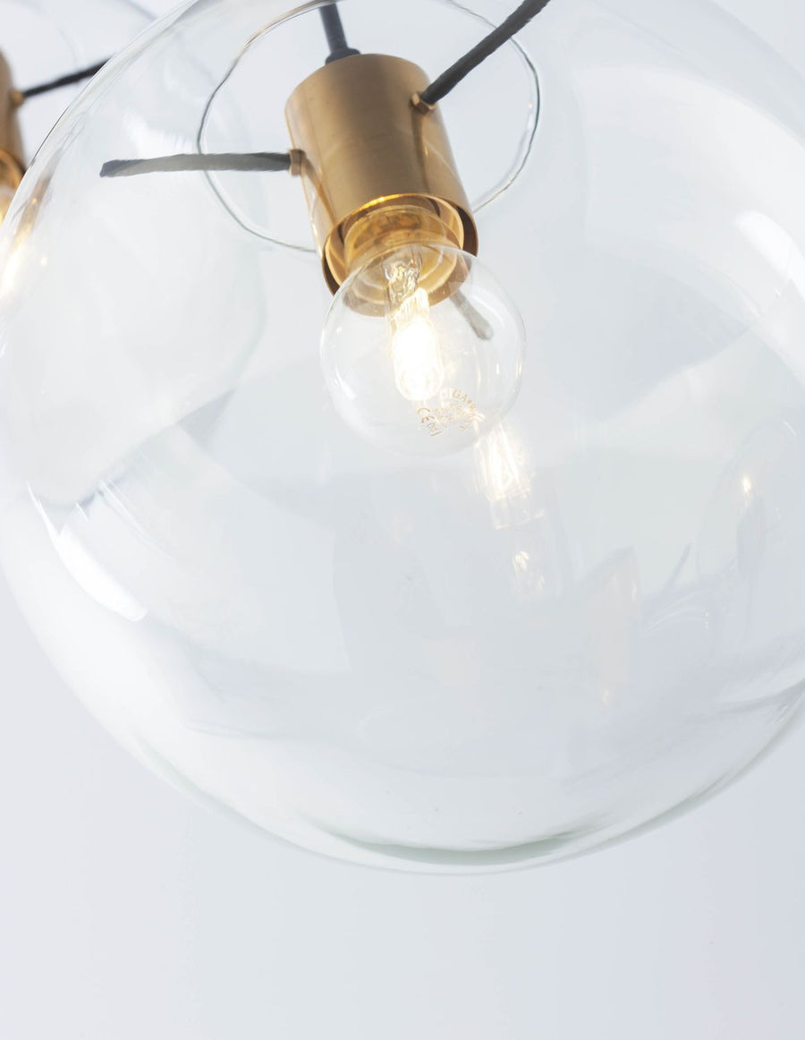 Détail du verre transparent laissant voir le filament et la douille dorée