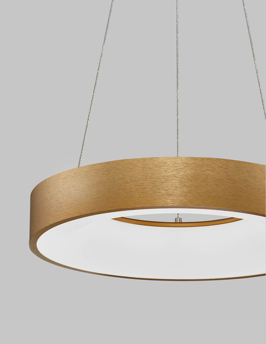 Gros plan sur le bandeau doré brossé et le diffuseur blanc de la suspension.
