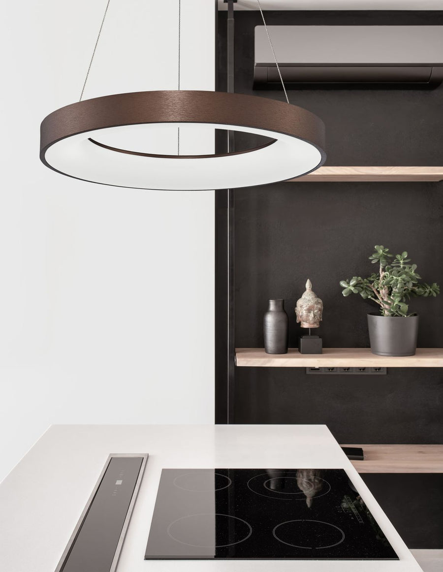 Suspension ronde en bois suspendue au-dessus d'une cuisine moderne avec plaque induction
