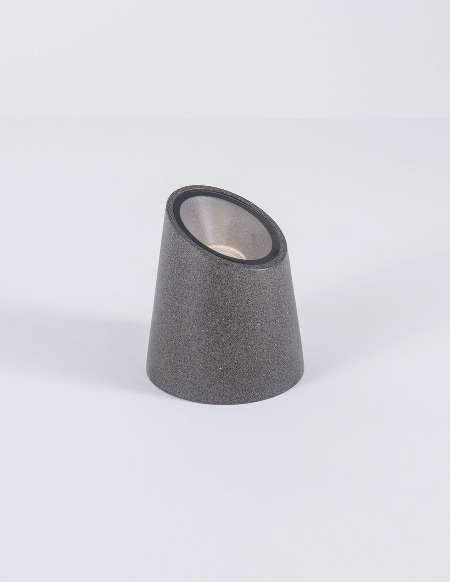 Détail de l'ouverture circulaire et de la bague noire de la borne