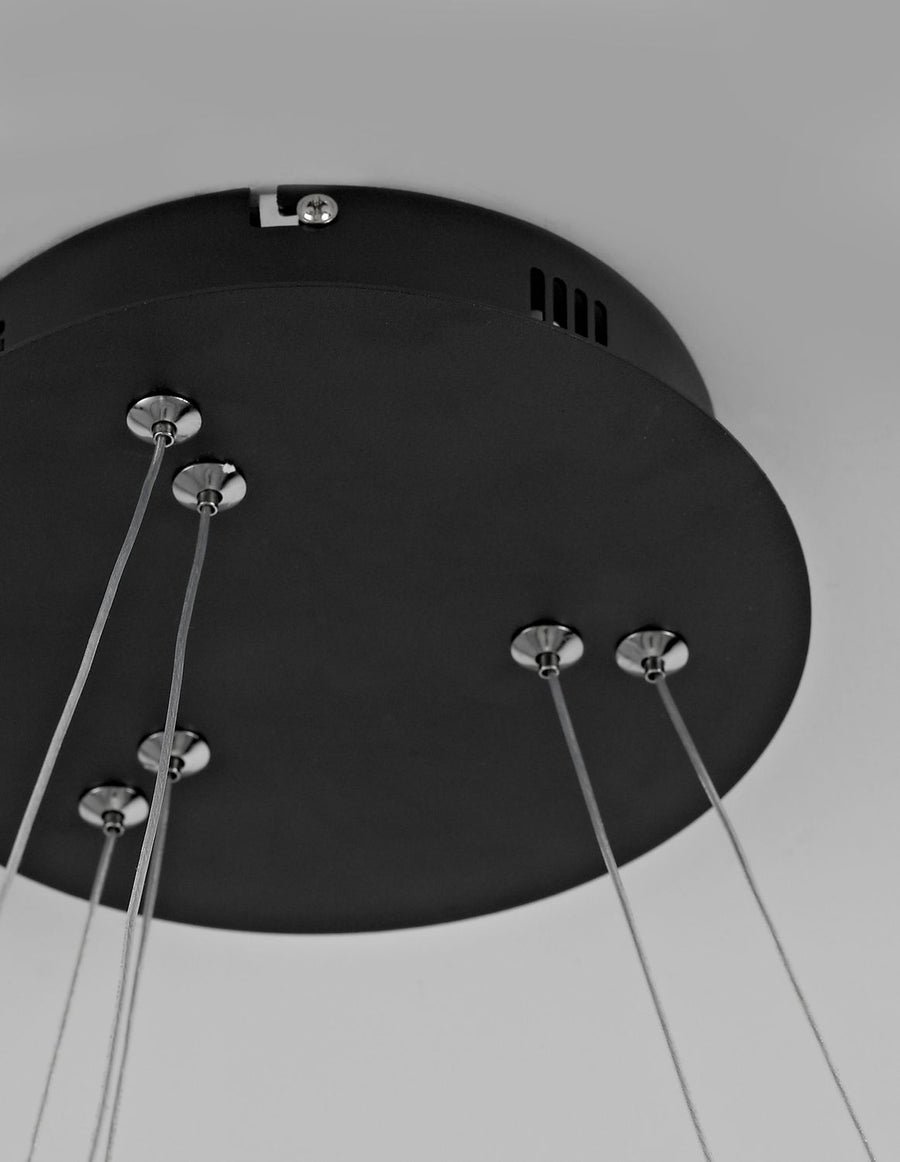 Détail de la base plafond noire avec passe-câbles chromés et fixations apparentes