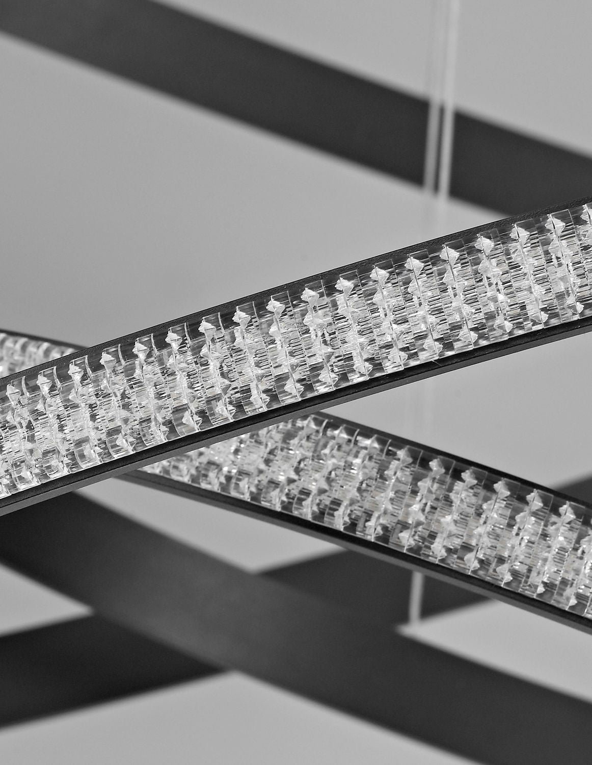 Gros plan sur la finition striée et transparente du bandeau lumineux