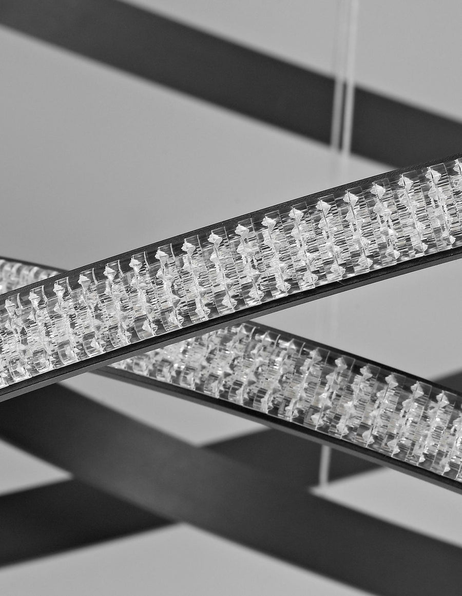 Gros plan sur la finition striée et transparente du bandeau lumineux