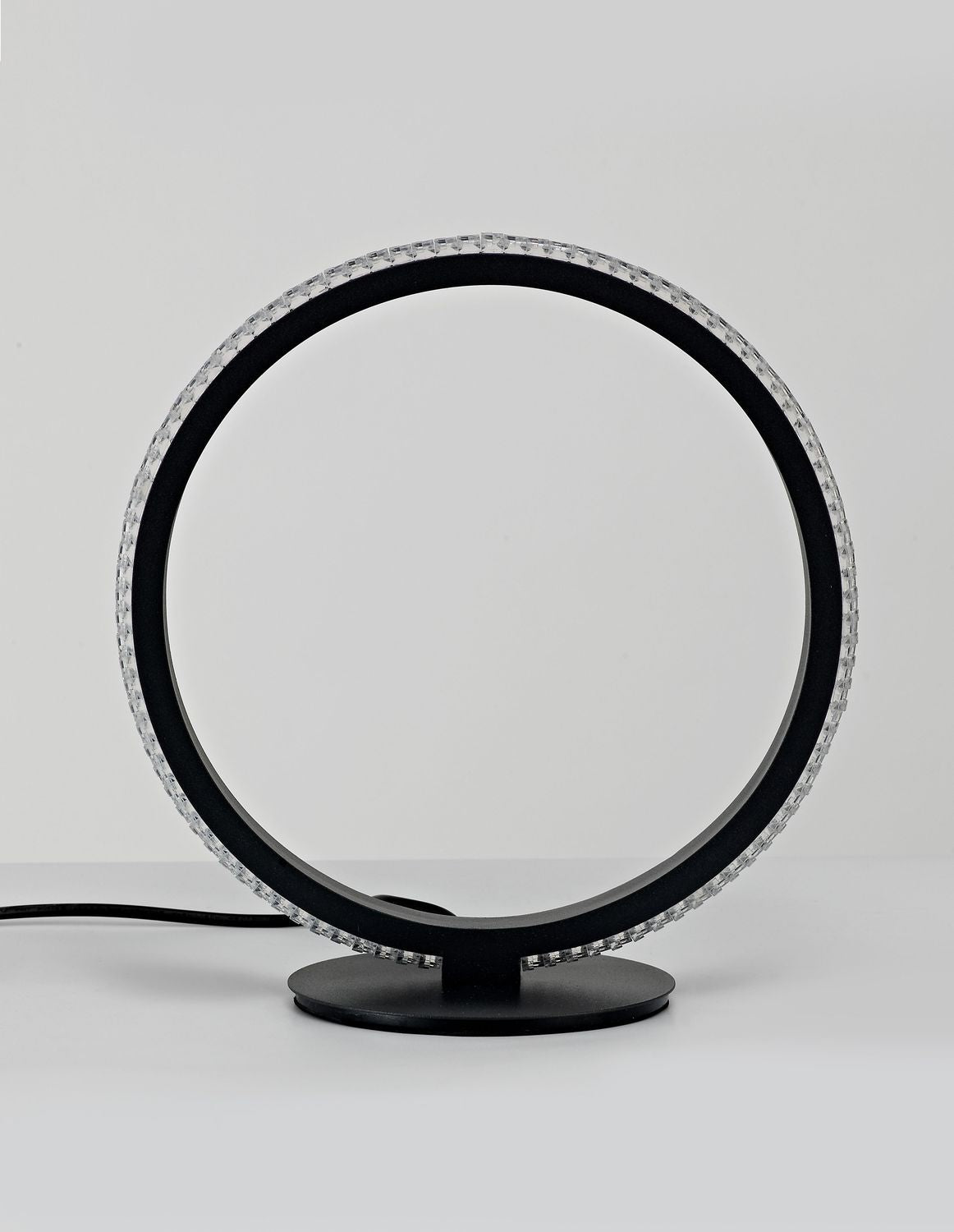 Vue de trois quarts montrant l'anneau lumineux et son socle rond