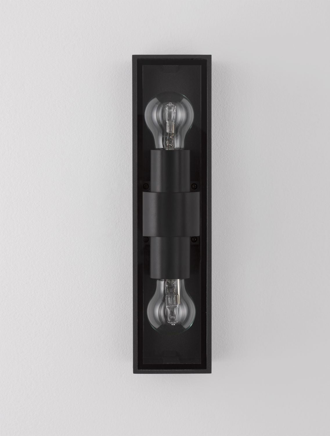 Gros plan frontal sur les deux douilles et ampoules allumées du luminaire
