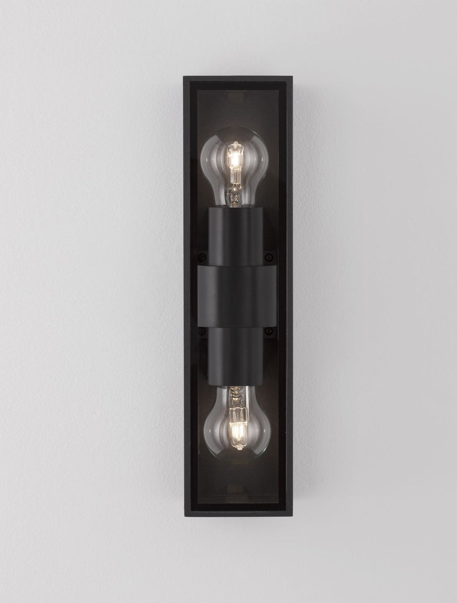 Détail rapproché du verre et des filaments des deux ampoules allumées