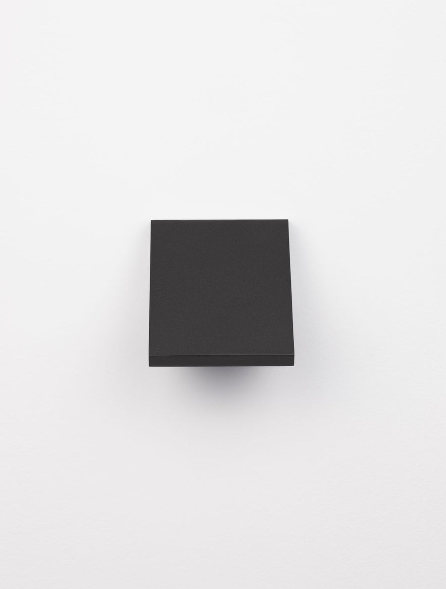 Produit de face sur fond blanc, bloc carré anthracite éteint.