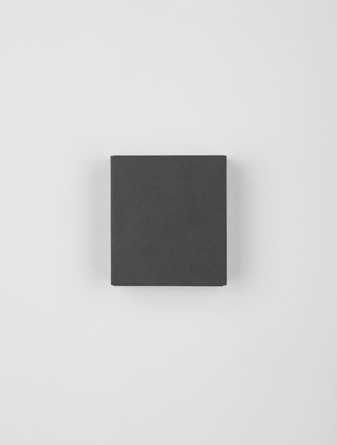 Produit de face sur fond blanc, boîtier carré anthracite éteint