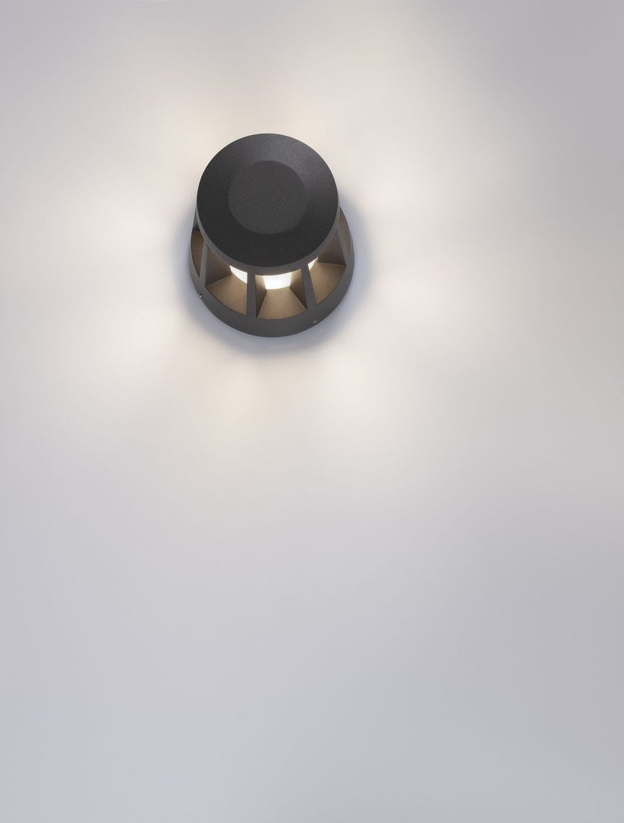 Vue de dessus montrant la diffusion lumineuse sur surface blanche