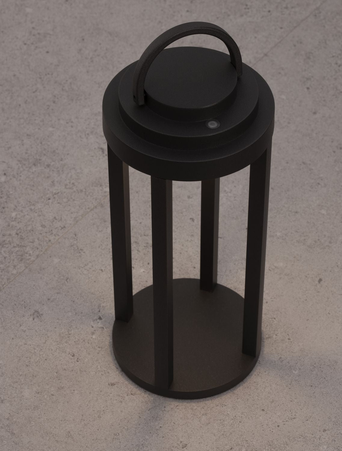 Vue en plongée du luminaire posé au sol en béton