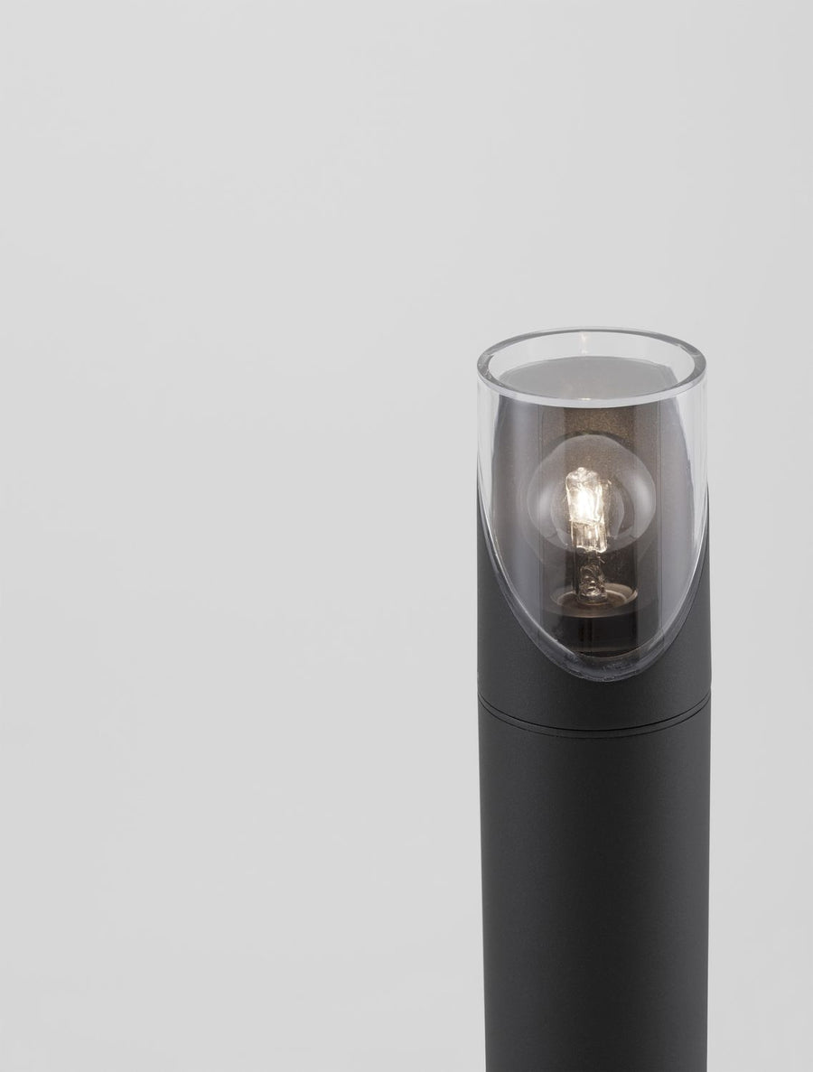 Détail rapproché du capot transparent et de l'ampoule allumée