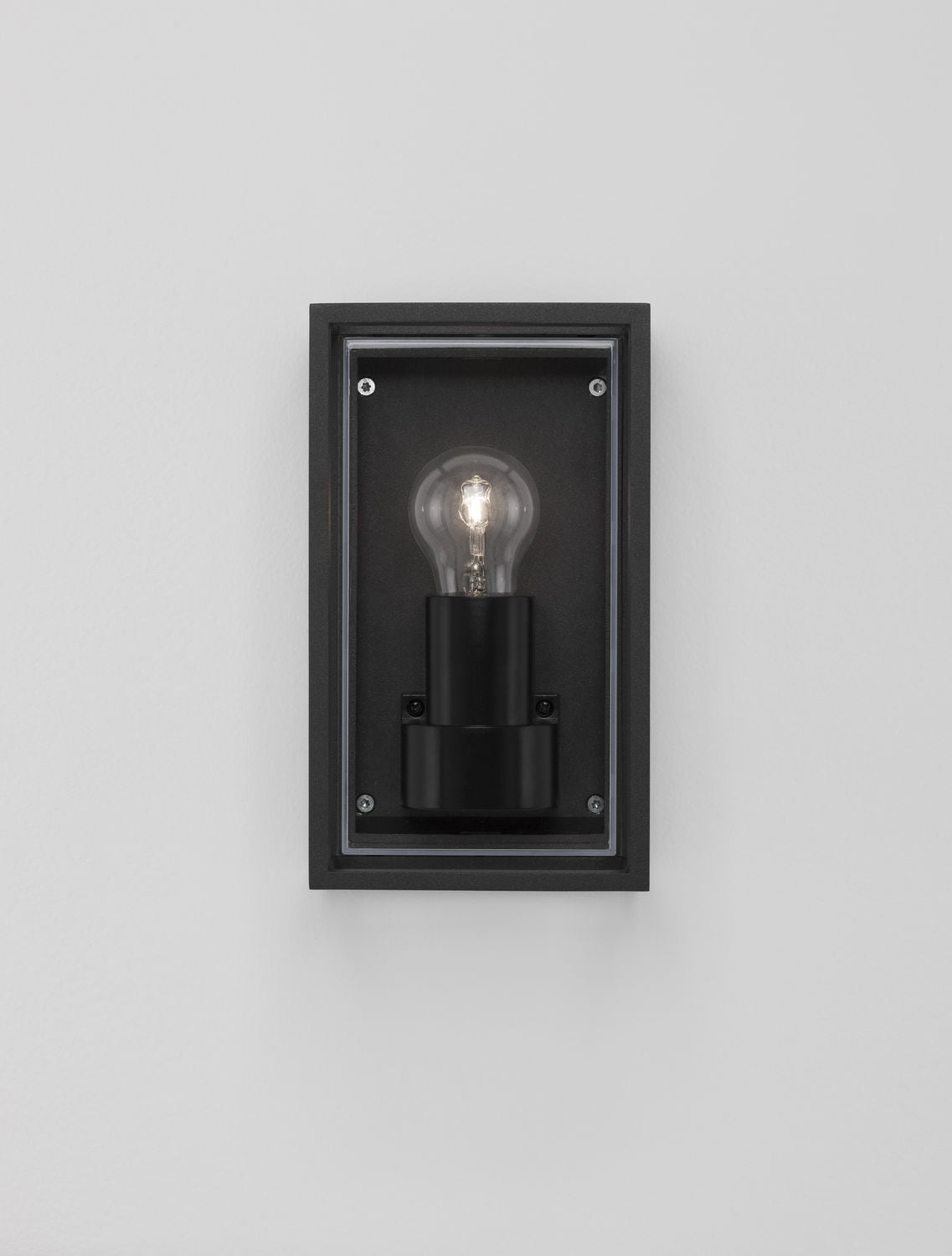 Même applique murale allumée, ampoule chaude éclairant l'intérieur du cadre noir.