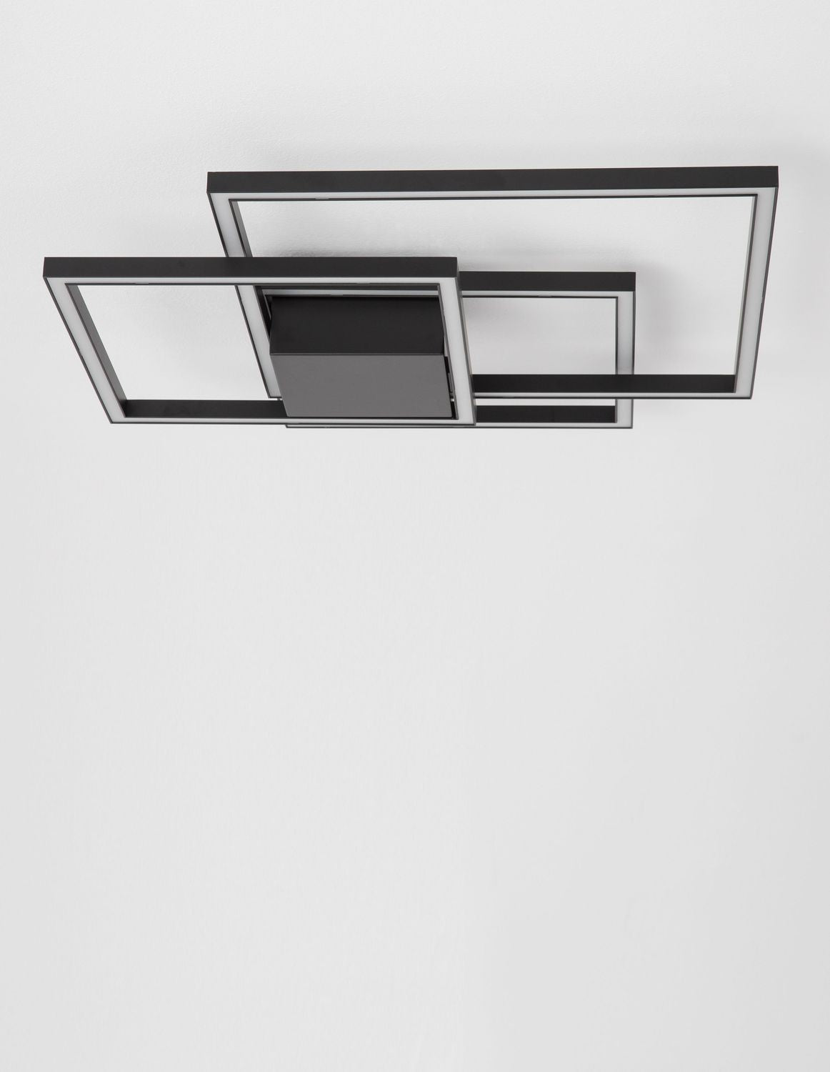Vue de dessous du luminaire dévoilant sa composition géométrique en cadres croisés