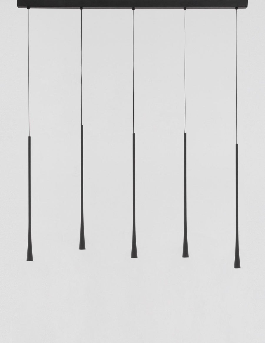 Vue du luminaire entier sur fond clair, cinq longs cônes noirs suspendus à une barre.
