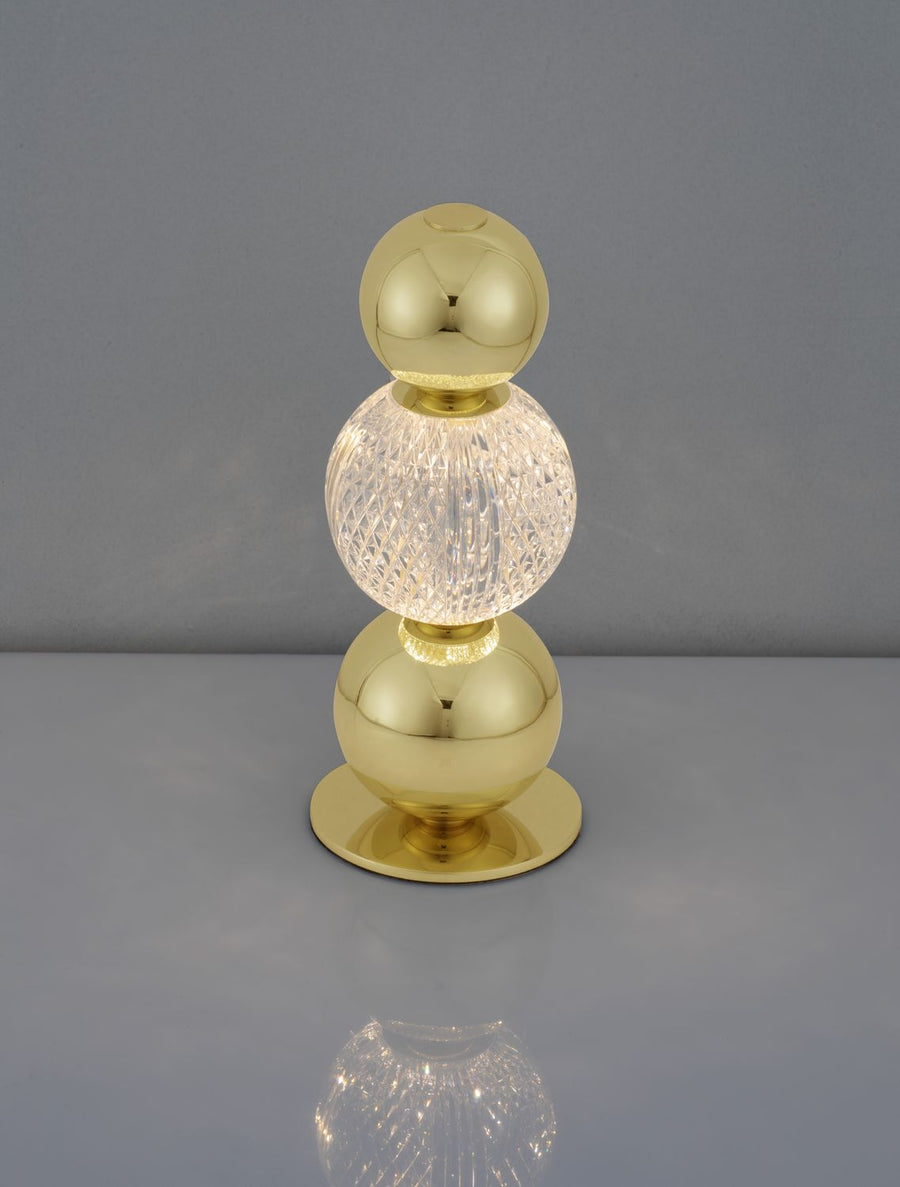 Gros plan de la lampe illuminée, détail du verre diamanté et de la lumière chaude