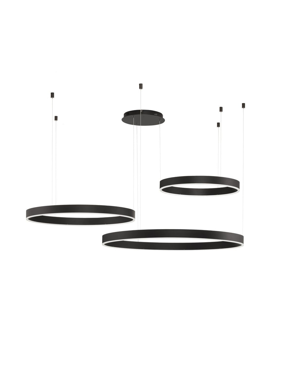 Produit sur fond blanc, trois anneaux noirs fins suspendus par câbles, vus de biais