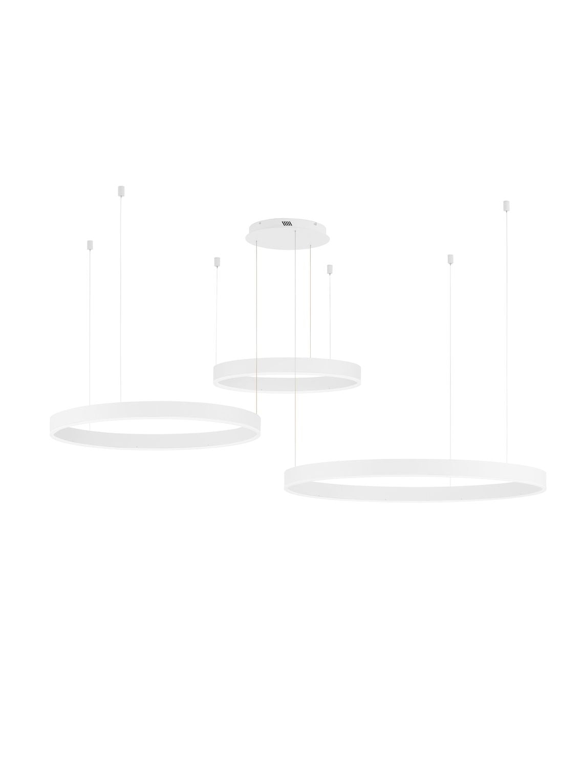 Luminaire blanc sur fond neutre, trois anneaux suspendus à des hauteurs différentes