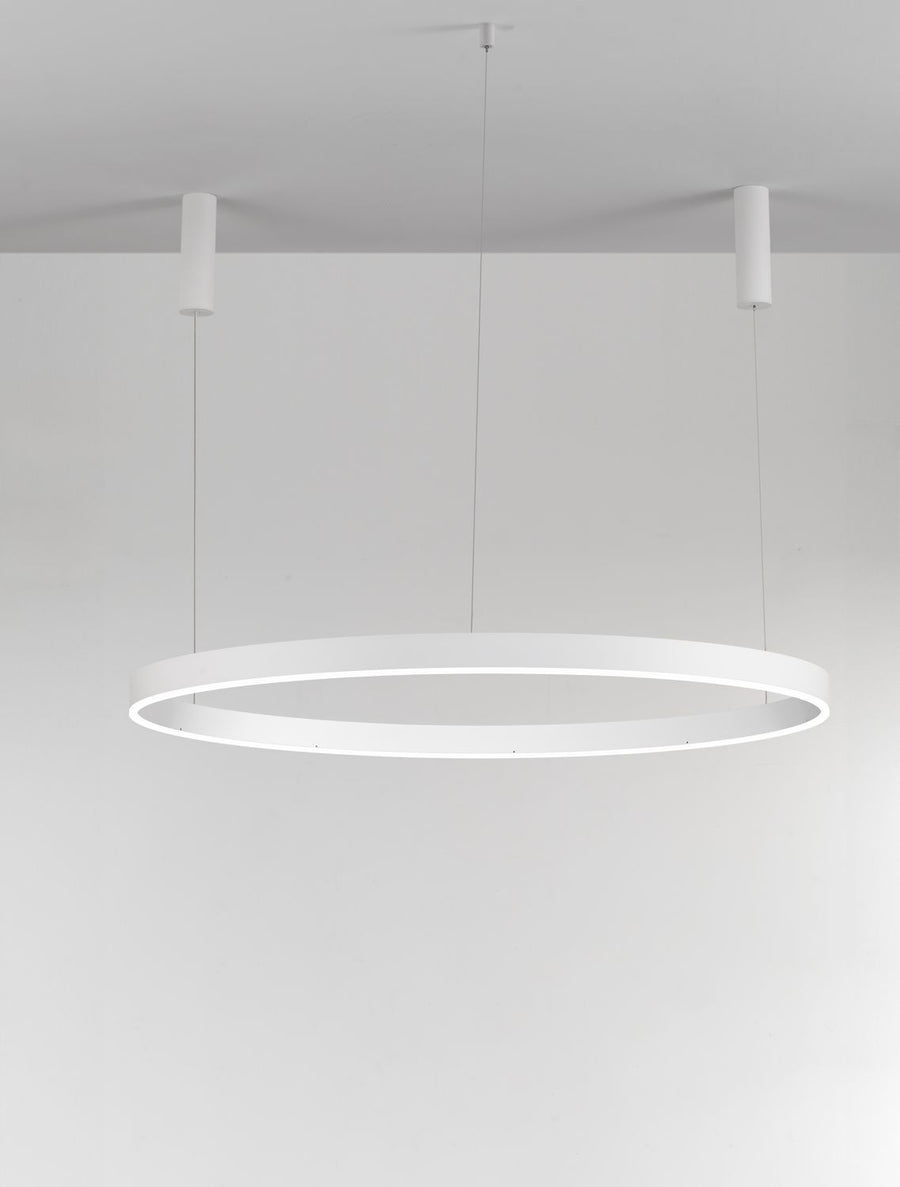 Vue de face montrant l'anneau lumineux blanc allumé au plafond