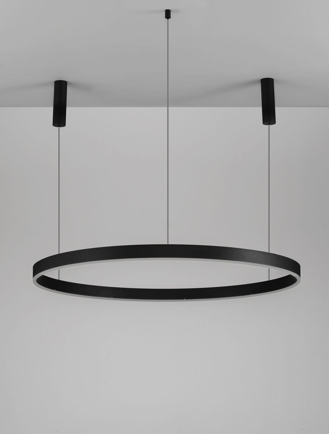 Vue rapprochée du luminaire éteint montrant la structure annulaire et les fixations plafond