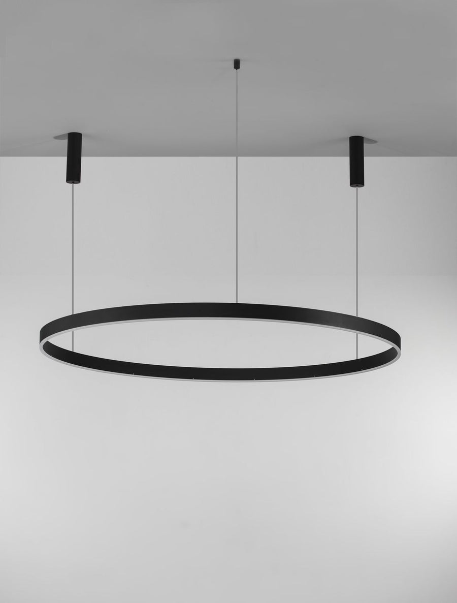 Vue frontale de la suspension, trois rosaces noires et câbles apparents