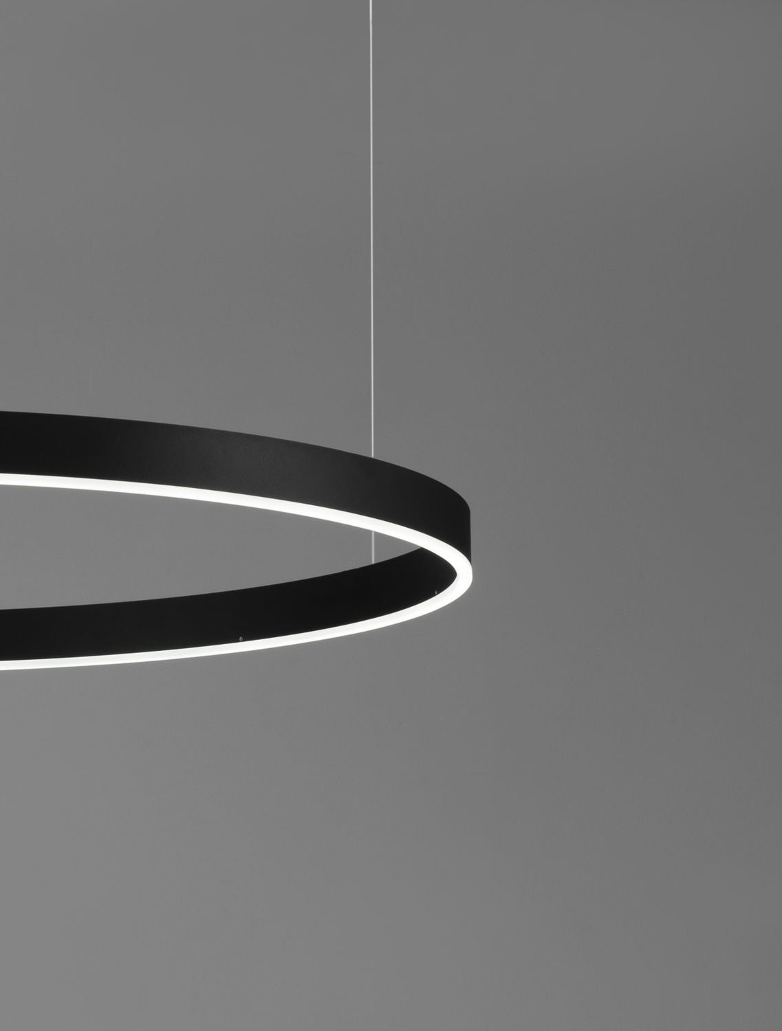 Détail rapproché de l'anneau noir et de sa bande LED allumée