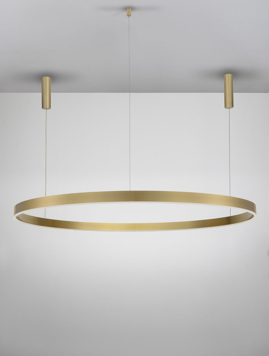 Mise en ambiance du grand anneau lumineux fixé au plafond par trois points