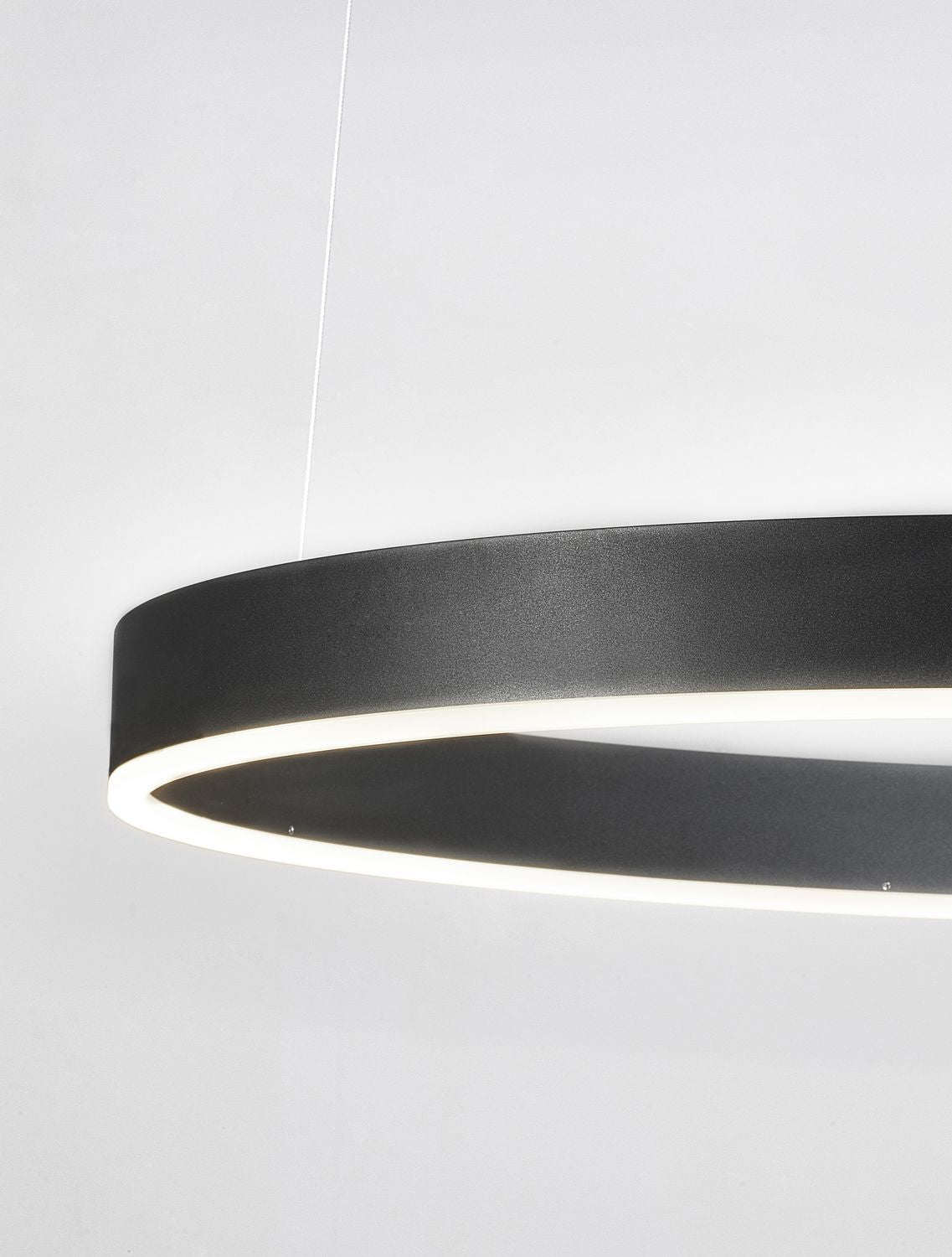 Gros plan sur l'anneau noir et son diffuseur LED blanc allumé