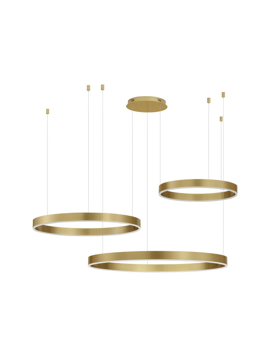 Vue produit sur fond blanc du luminaire et de ses trois anneaux dorés suspendus