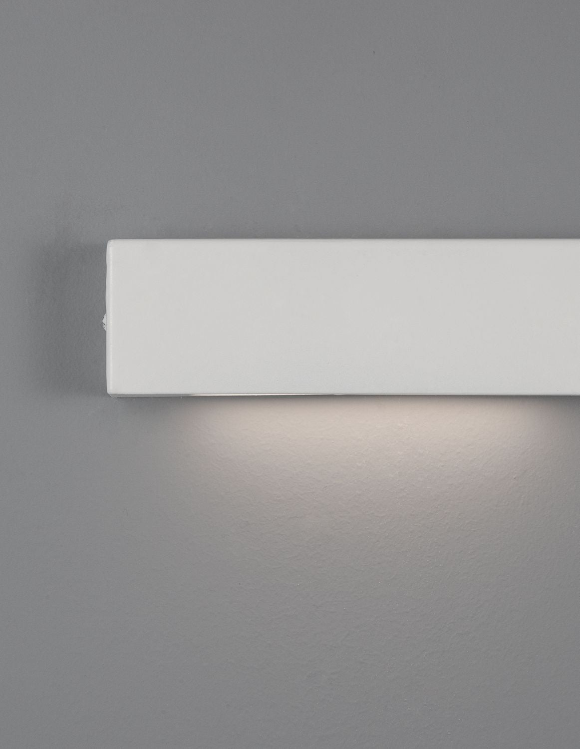 Détail du profil du bandeau blanc et de sa lumière rasante vers le bas