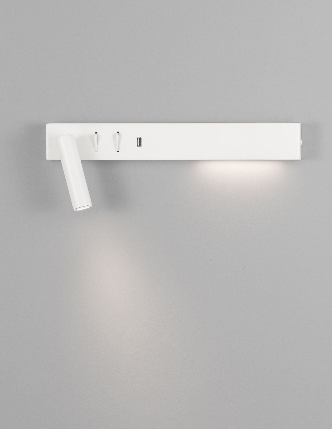 Vue de face montrant le halo lumineux diffusé sur le mur par l applique