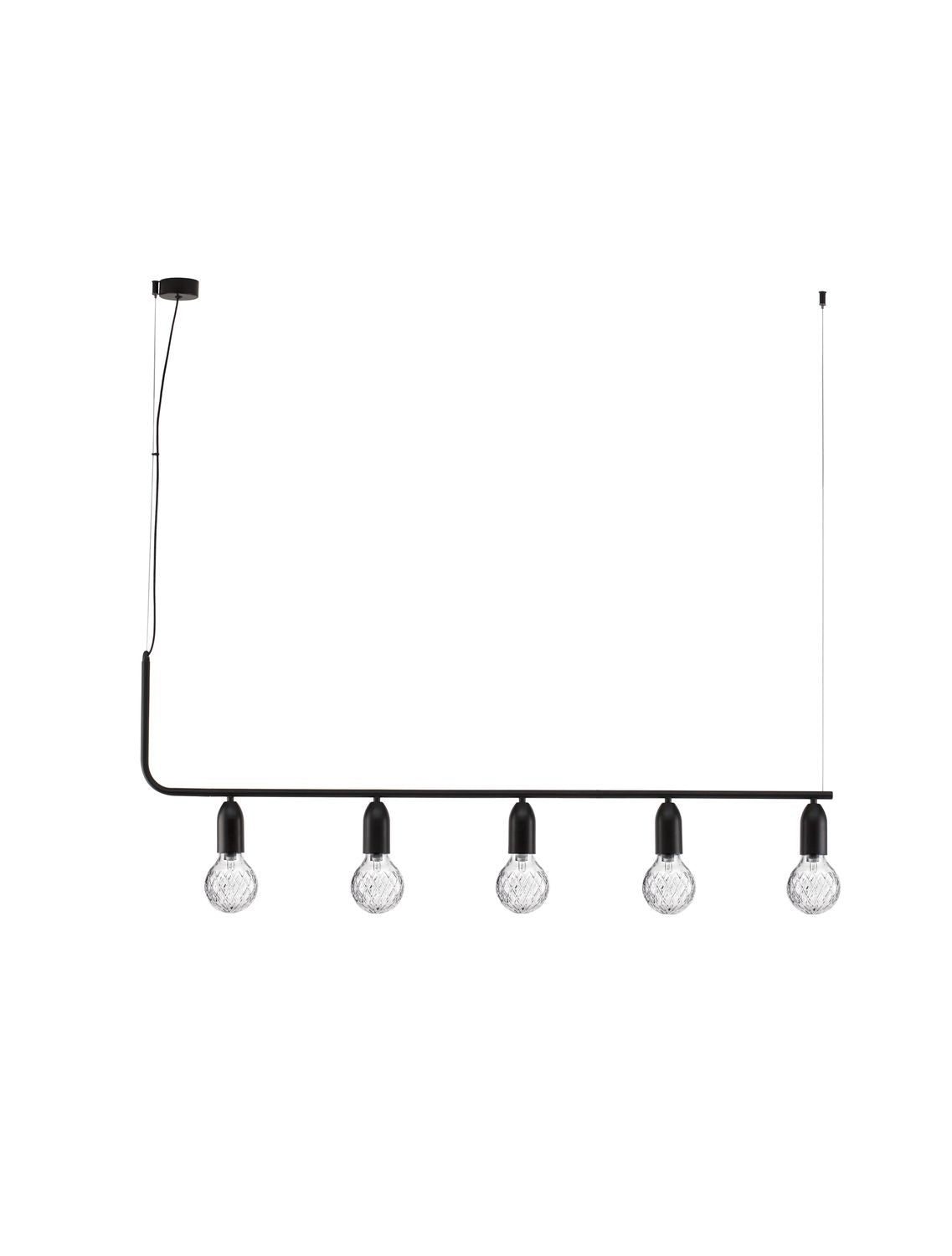 Vue de face du luminaire noir et de ses cinq ampoules en verre