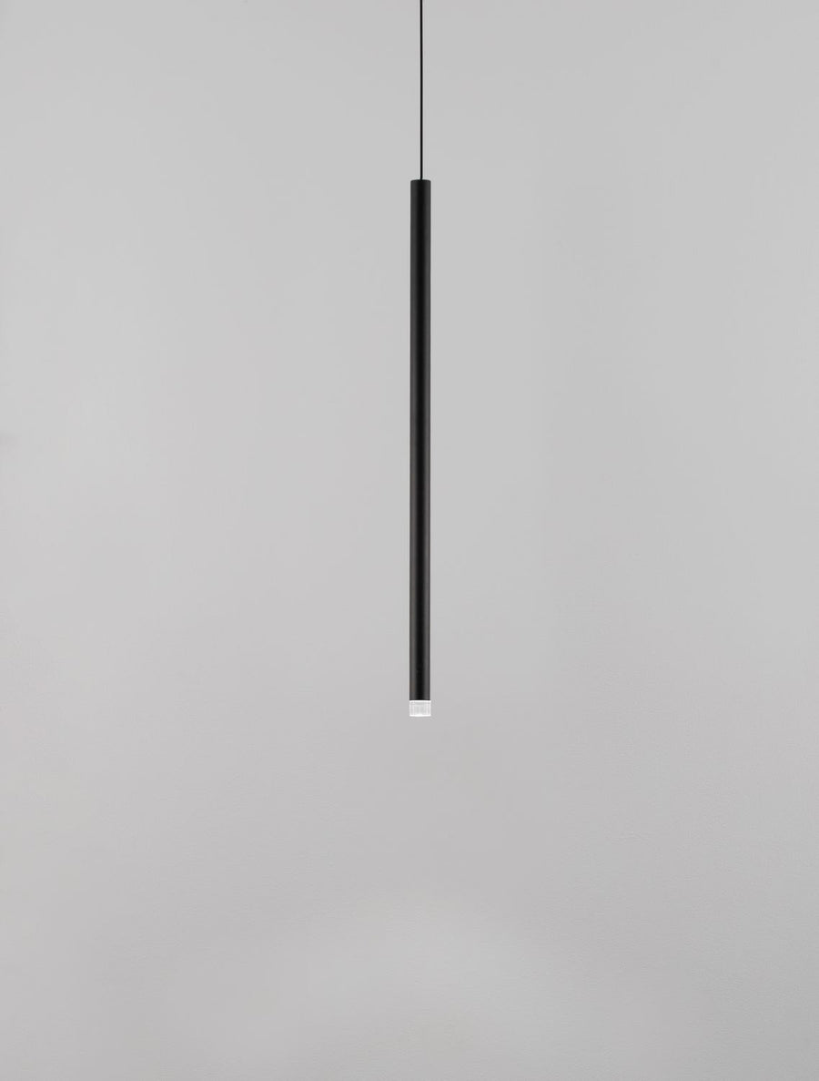 Vue rapprochée du tube cylindrique noir terminé par une petite partie blanche.
