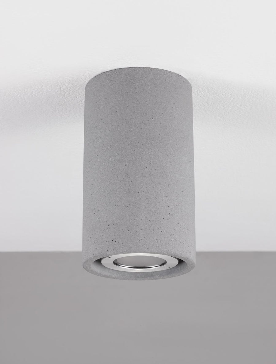 Luminaire installé au plafond, éteint, montrant le corps gris et la bague chromée.