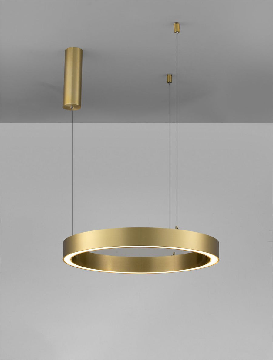 Vue d'ensemble de la suspension dorée fixée au plafond gris, anneau lumineux