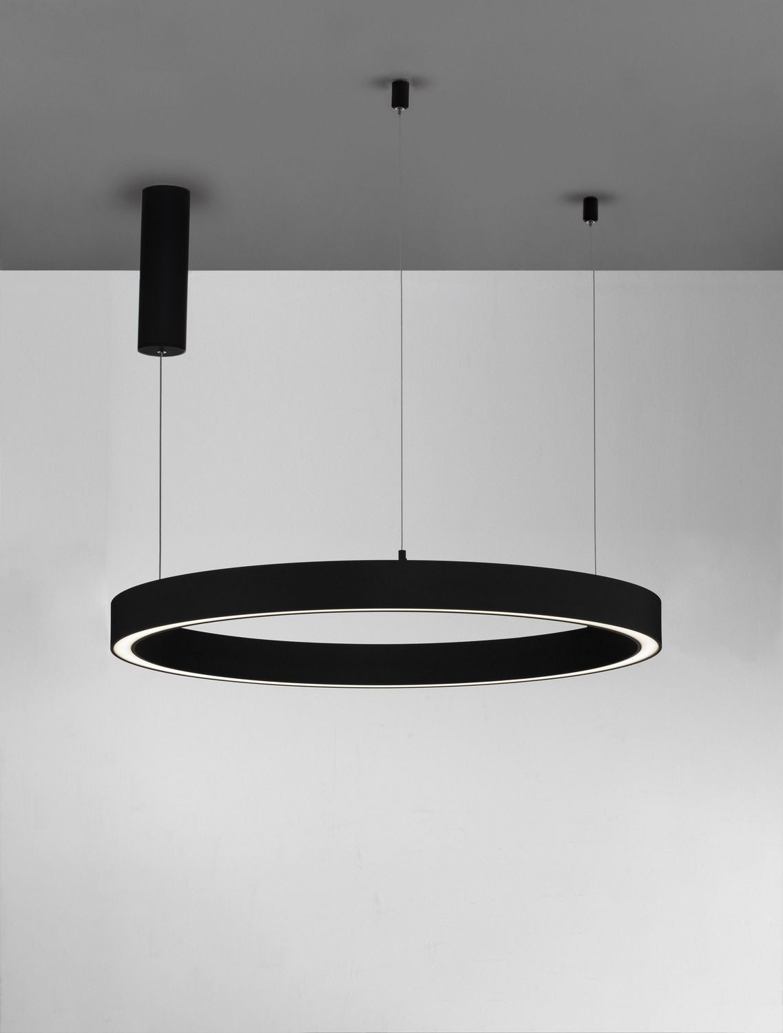Anneau noir allumé diffusant une lumière LED blanche continue vers le bas