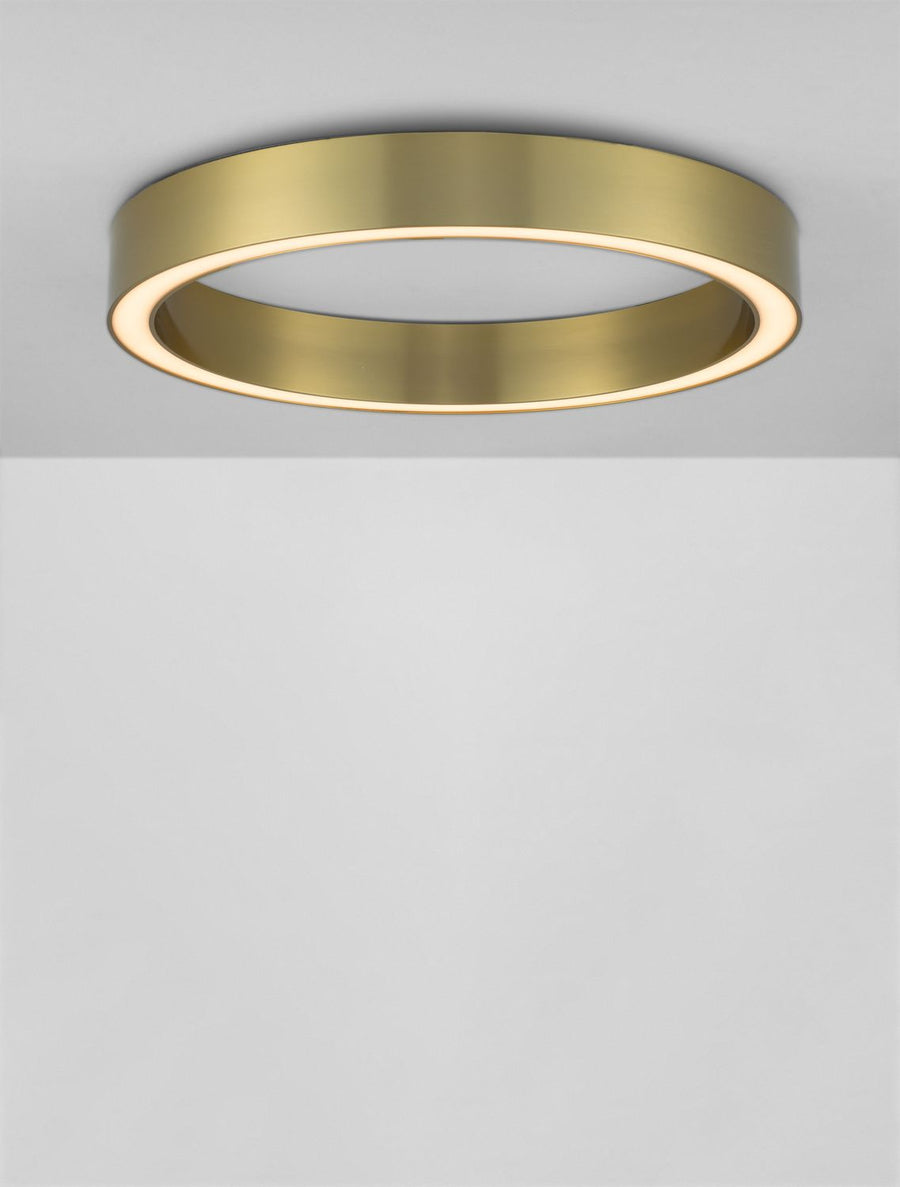 Plafonnier allumé au plafond, halo lumineux diffusé par l'anneau doré