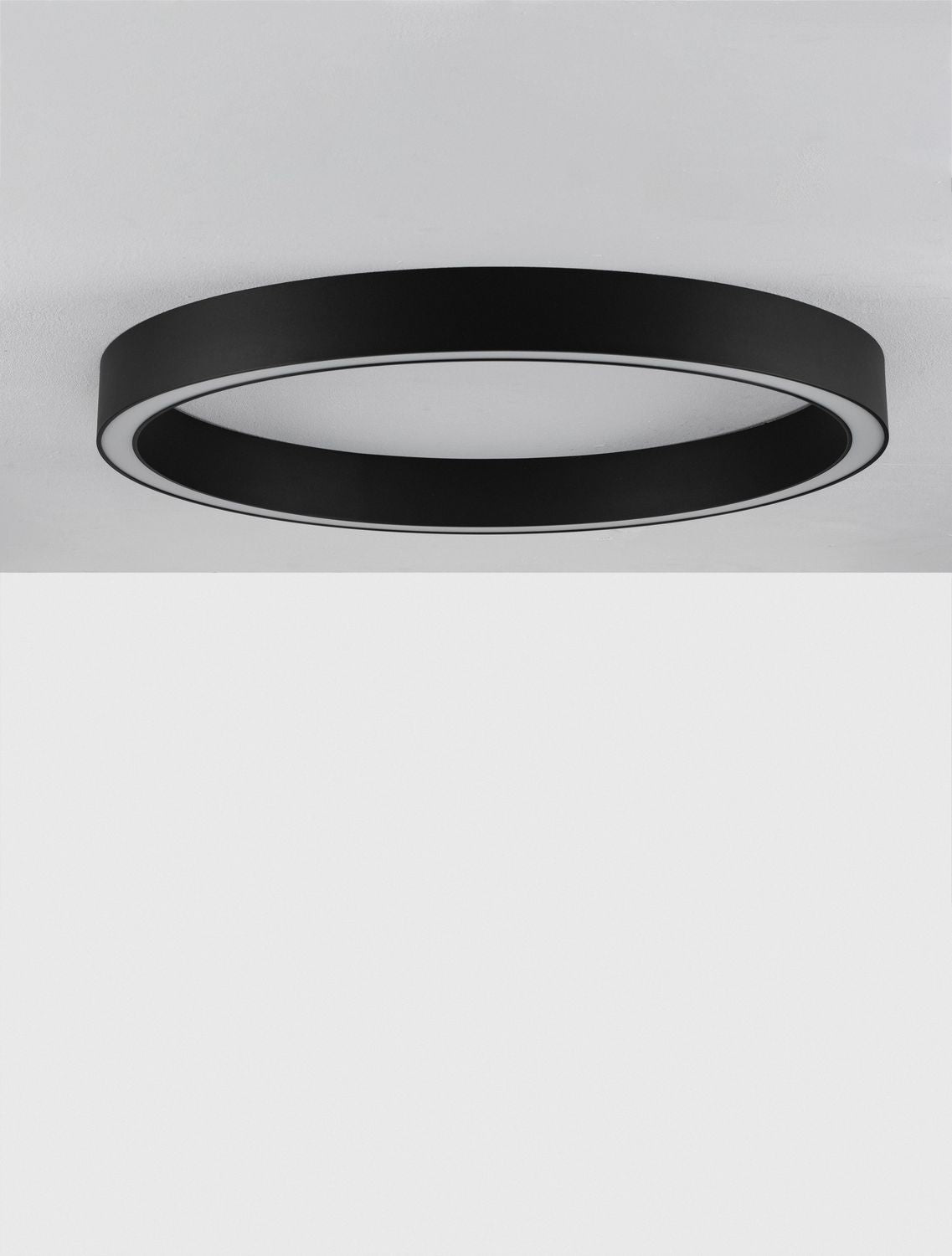 Plafonnier noir fixé au plafond, éclairage éteint, vue de face