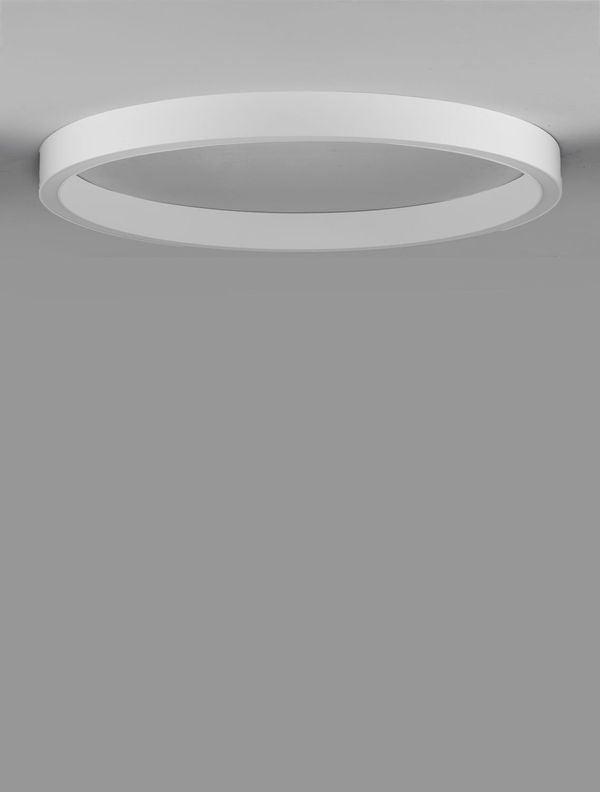 Détail du luminaire rond blanc fixé au plafond, vu en contre-plongée