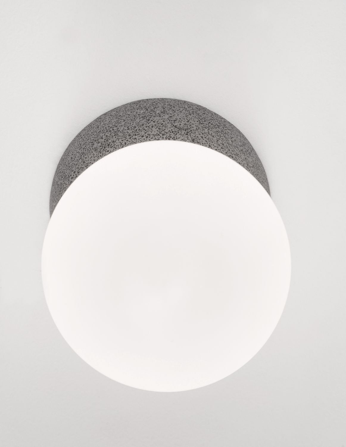 Vue de dessous d'un montage au plafond avec base grise et globe blanc.