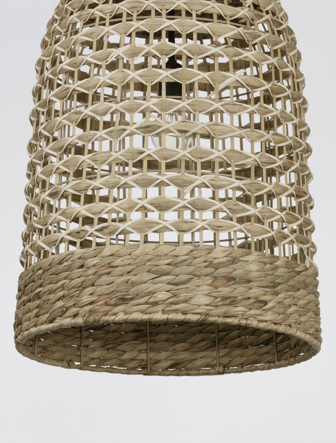 Détail de la base en fibres tressées serrées et bordure inférieure