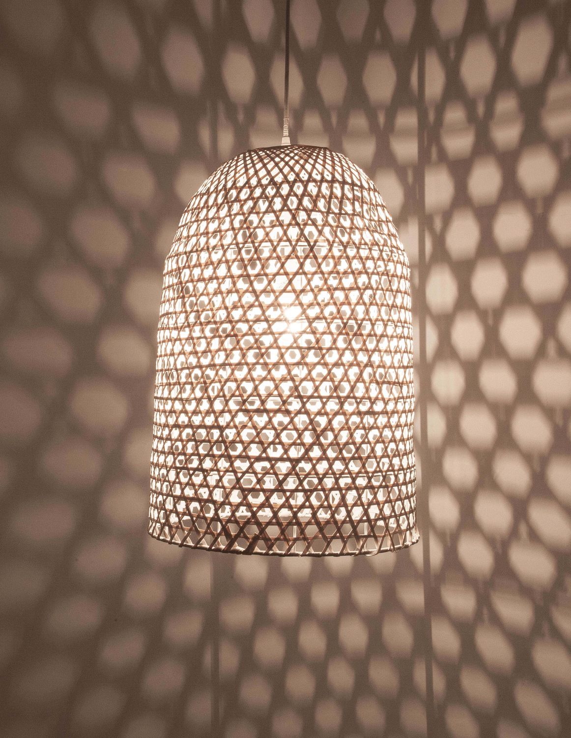 Mise en ambiance nocturne, jeux d'ombres hexagonaux diffusés sur le mur