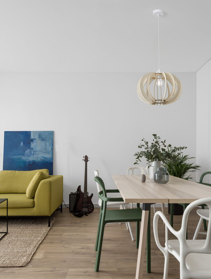 Suspension en bois clair installée au-dessus d'une table à manger dans un intérieur moderne