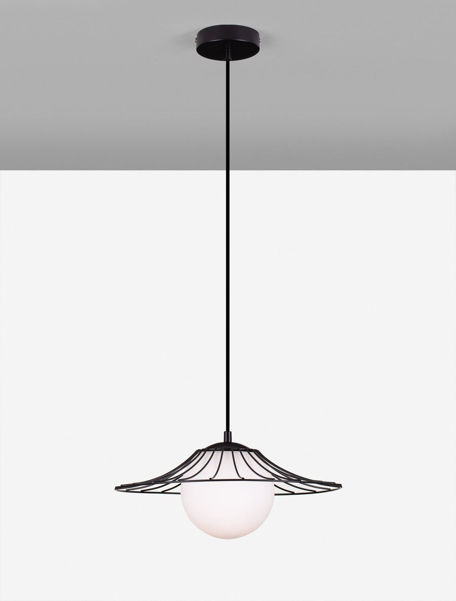 Le luminaire suspendu présenté sur fond blanc, structure et globe bien visibles