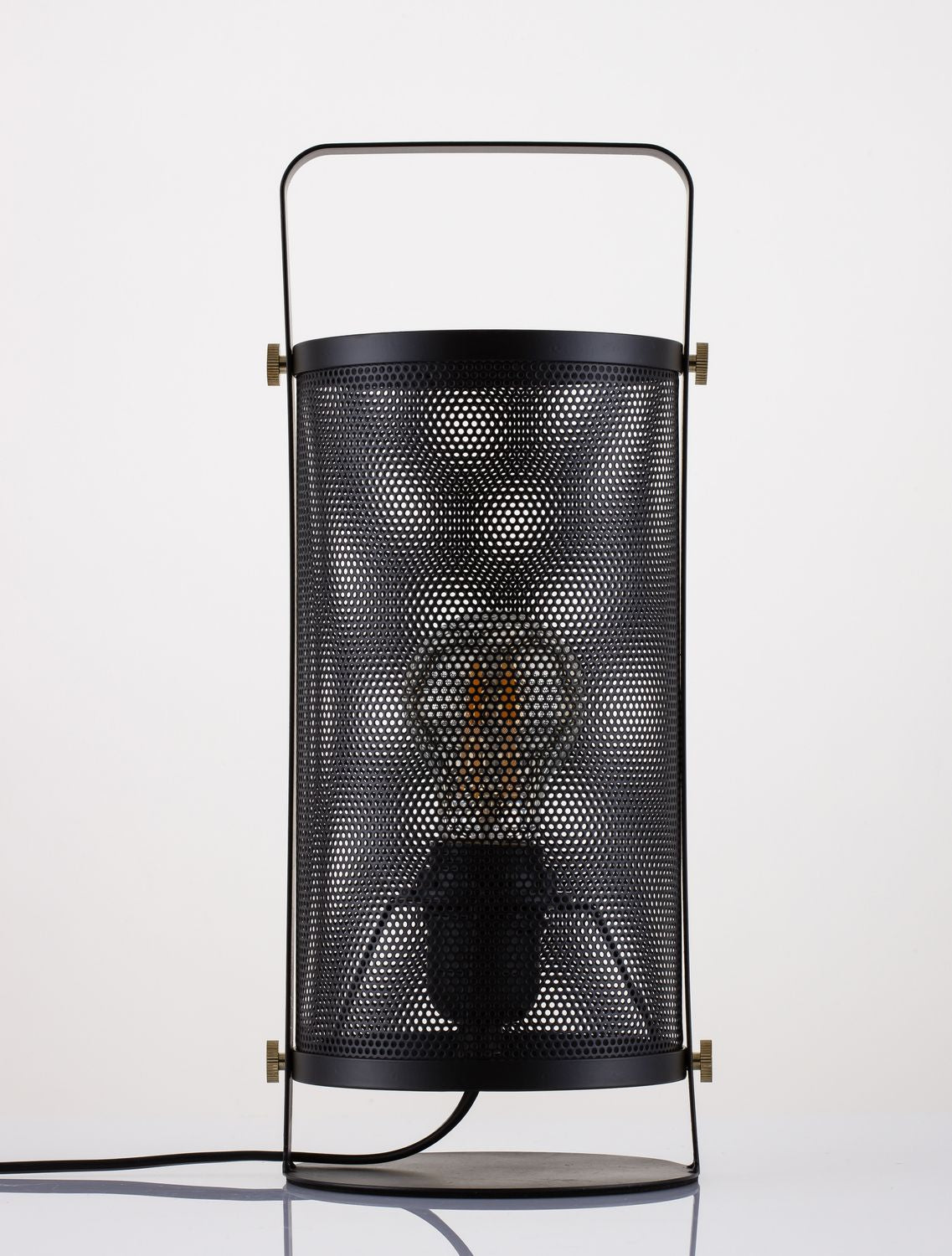 Produit de face éclairé, ampoule chaude visible derrière la grille métallique perforée